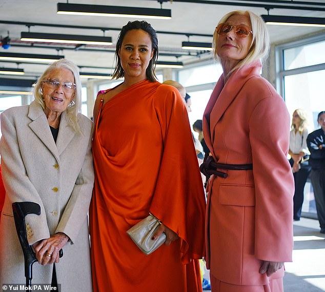 وانضمت إليهم صديقتهم زاوي، 40 عامًا، التي بدت مذهلة باللون البرتقالي اللامع بينما كانت تزيل شعرها الداكن عن وجهها.