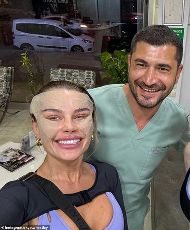 بدت سعيدة بنتائجها على الرغم من الضمادات الثقيلة