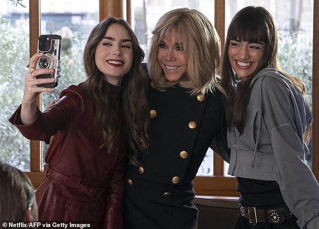 كما ظهرت زوجة الرئيس الفرنسي بريجيت ماكرون (وسط الصورة) في ظهور خاص في الموسم الرابع