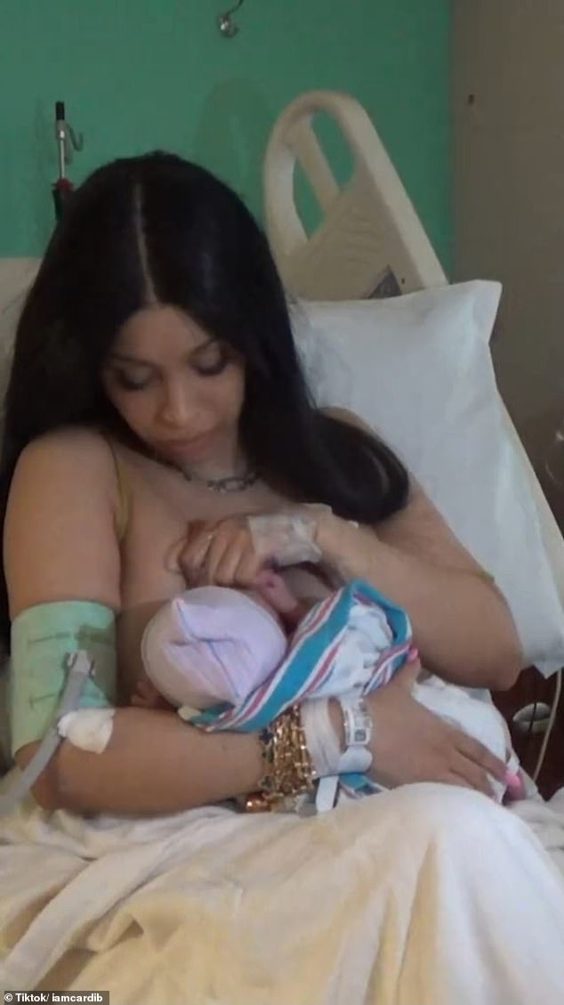 في يوم الأحد، أعطت كاردي لمعجبيها لمحة عن الزوبعة السعيدة التي أعقبت ولادة طفلها