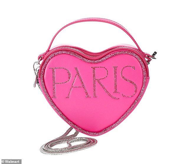 هذه هي حقيبة الكتف النسائية Hilton Amour Chain، مرصعة بأحجار الراين الوردية على موقع Walmart الإلكتروني؛ هذا الموديل بسعر 24 دولارًا