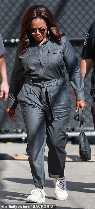 أضفت لمسة رياضية على ملابسها بارتداء حذاء رياضي أبيض برباط