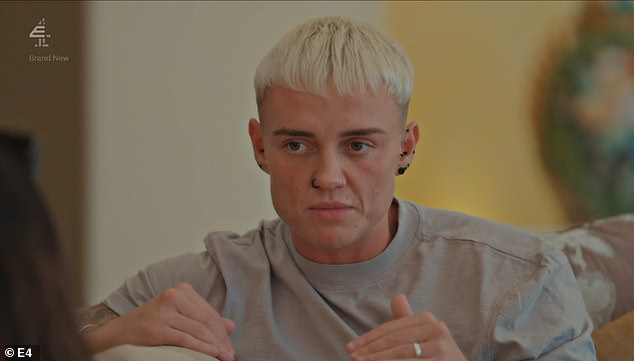 ومع ذلك، وبحسب ما ورد شوهدت إيف وهي تقبل حبيبها الجديد وتحمله في المطار قبل أن تعود إلى بلفاست من الجزيرة الإسبانية