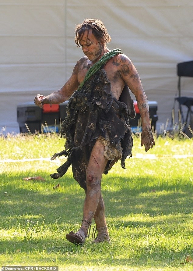 ارتدى دورف ثوبًا أخضرًا رثًا مكونًا من قطعة واحدة مثبتًا على أحد كتفيه بينما أظهر المكياج شخصيته القذرة.