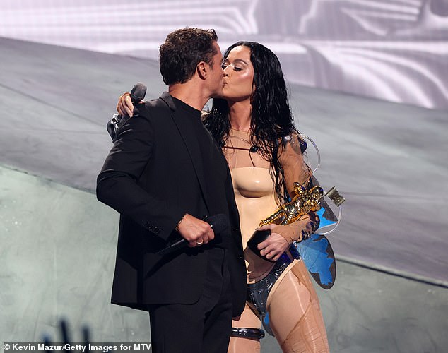 وفي حديثها عن صديقها منذ فترة طويلة، قالت: 