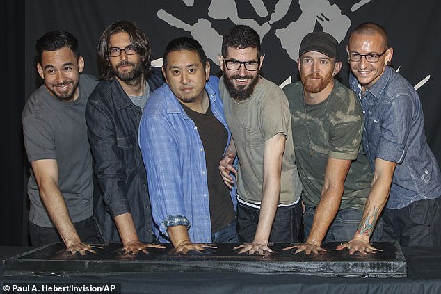 كما شهد التشكيل الجديد لفرقة Linkin Park استبدال كولين بريتين بروب بوردون (الثاني على اليسار) كعازف طبول، وقال إن الأخير 