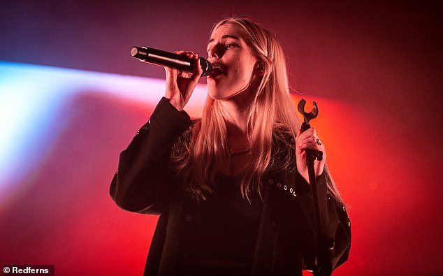 هانا ريد من London Grammar تقدم عرضًا في O2 Academy Birmingham في عام 2021