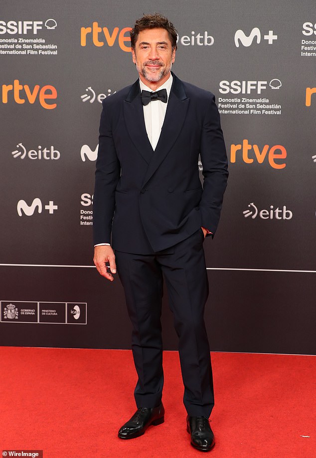 بدا شريكها الساحر، الحائز أيضًا على جائزة الأوسكار، أنيقًا في بدلة رسمية باللونين الأبيض والأسود.