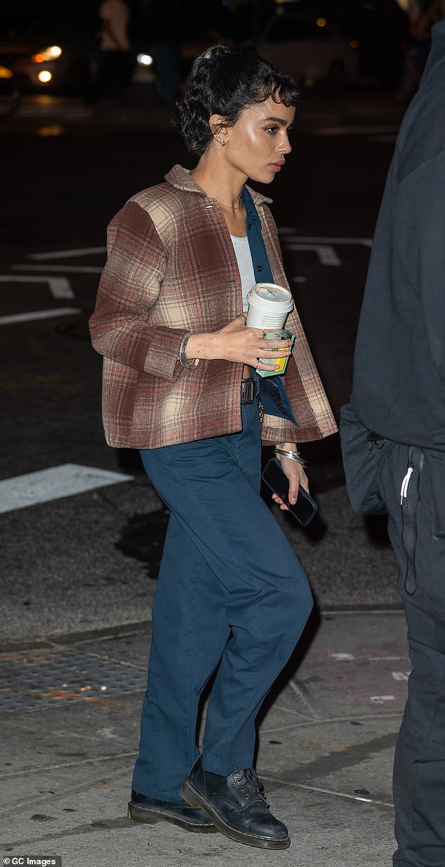 مخرجة Blink Twice ــ التي قام خطيبها تشانينج تاتوم مؤخرًا بنقش الأحرف الأولى من اسمها على جسده ــ ارتدت زوجًا من أحذية أوكسفورد السوداء السميكة لإكمال مظهرها