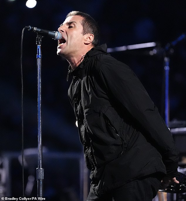 لكن بعد أداء مجموعة من ثلاث أغنيات - Rock n' Roll Star وSupersonic وCigarettes and Alcohol - أصيب المعجبون بالجنون بسبب أدائه 