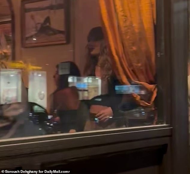 بمجرد دخولهما، أبدت سويفت وحديد ابتسامات مبهجة عندما تم الترحيب بهما قبل أن يتم اصطحابهما إلى طاولة.