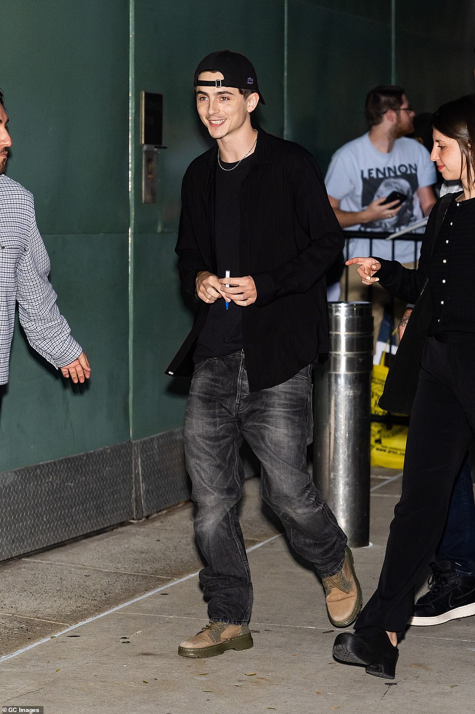 الممثل الفرنسي الأمريكي، البالغ من العمر 28 عامًا - والذي يواعد كايلي جينر - ارتدى مظهره مع حذاء بني اللون وسلسلة ذهبية. ارتدى شالاميت قبعة مقلوبة وبدا في حالة معنوية جيدة أثناء توقيعه على التذكارات مع زملائه النجوم.