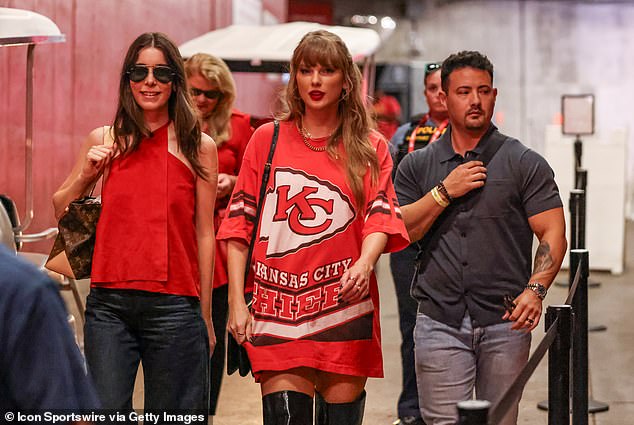 في عطلة نهاية الأسبوع الماضية، ارتدت قميصًا كبيرًا من نوع Chiefs بالإضافة إلى حذاء أسود يصل إلى الركبة أثناء احتفالها بفوز Chiefs على Cincinnati Bengals (كما هو موضح أعلاه)