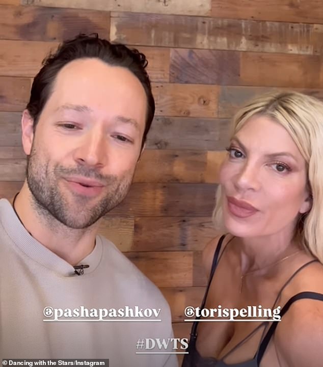 ستؤدي سبيلينج وزميلها المحترف في الرقص باشا باشكوف (على اليسار، في الصورة يوم السبت) رقصة الرومبا على أغنية Keala Settle لعام 2017 This is Me من فيلم السيرة الذاتية الخيالي The Greatest Showman للمخرج مايكل جرايسي والذي نال نقدًا سيئًا من بطولة هيو جاكمان.