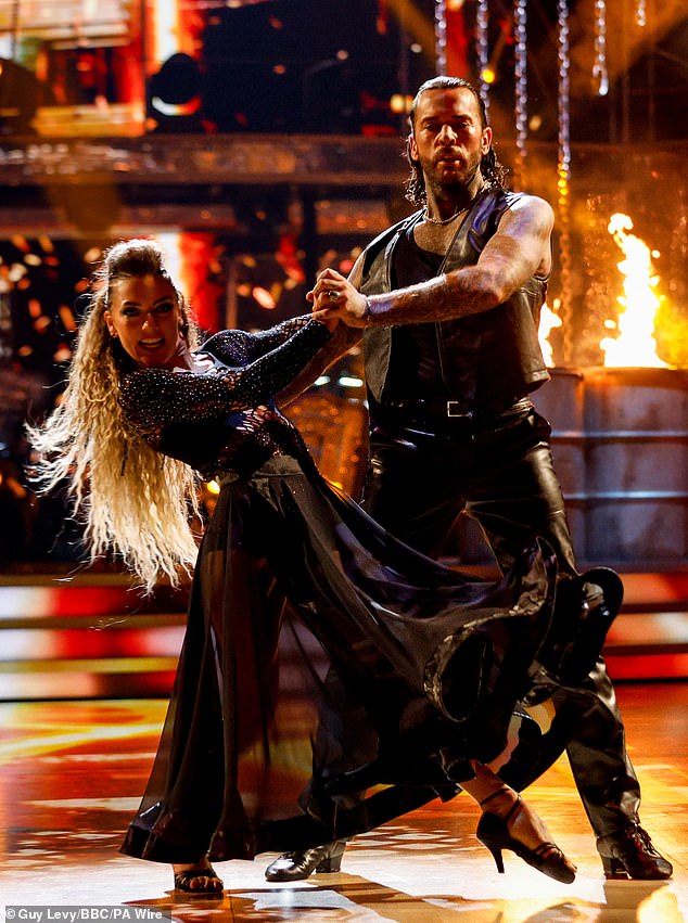 كما ورد أن برنامج Strictly تعرض لضربة أخرى بعد أن شهدت الحلقة الأولى المباشرة من أحدث المسلسل انخفاضًا في التقييمات إلى أدنى مستوياتها في تاريخ العرض الممتد لعشرين عامًا