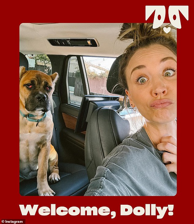 الإضافة الرابعة والأخيرة لعائلتها ذات الأرجل الأربعة هي دوللي، التي قدمتها الممثلة لمتابعيها ومعجبيها على إنستغرام البالغ عددهم 7.9 مليون في منتصف يونيو.