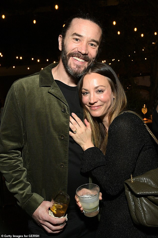 تم تقديم الزوجين لبعضهما البعض في العرض الأول لفيلم Ozark بواسطة المديرة أندريا بيت جوزيف في أبريل 2022؛ شوهدا في 12 سبتمبر في ويست هوليوود