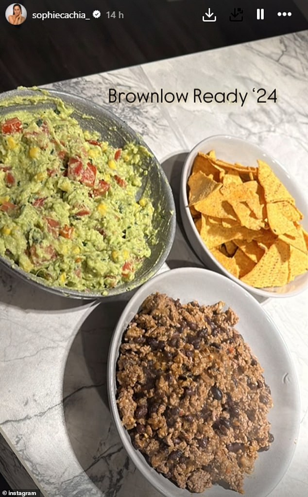 وكشفت صوفي أيضًا في منشور آخر على إنستغرام أنها لم تحضر حفل براونلو ليلة الإثنين، بل بقيت في المنزل لمشاهدته.