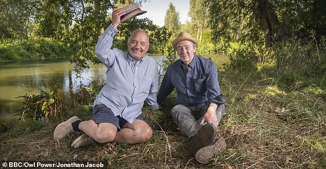 Mortimer & Whitehouse: Gone Fishing يتتبع بوب وزميله الكوميدي بول وايتهاوس (في الصورة على اليسار واليمين على التوالي) وهما ينطلقان في مغامرة صيد في جميع أنحاء المملكة المتحدة
