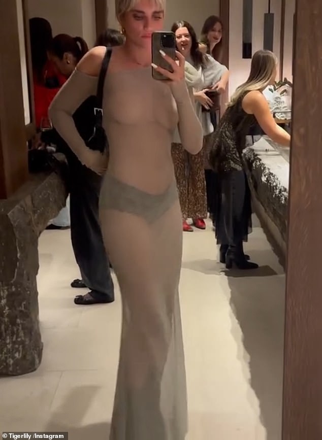 أظهرت قوامها المذهل وهي تتألق في فستان بأكمام طويلة وفتحة رقبة ممزقة وسقطت على الأرض