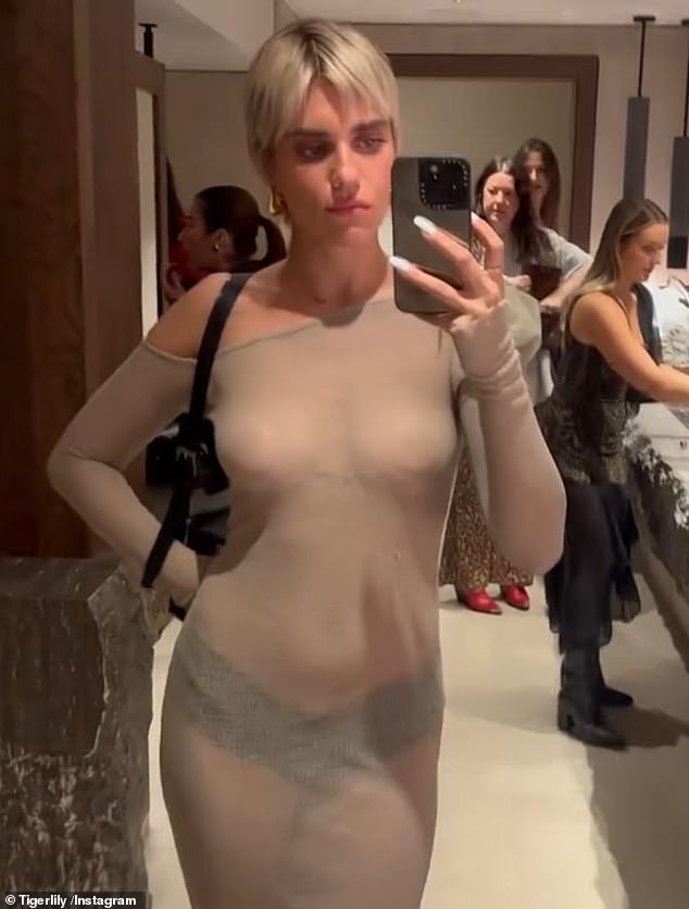 أكملت إطلالتها المسائية من خلال ارتداء زوج من الأقراط الدائرية الذهبية الضخمة وحملت متعلقاتها في حقيبة يد سوداء أنيقة