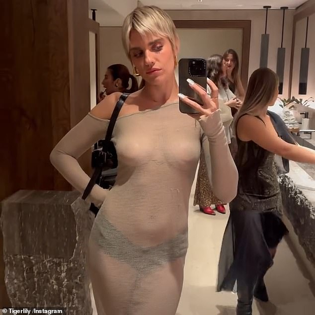 أذهلت تايجرليلي عندما وقفت لالتقاط الصور في حمام مزدحم