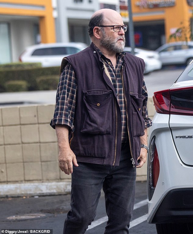 ارتدى سترة أرجوانية داكنة تركت مفتوحة من الأمام مع المجموعة، كما ارتدى زوجًا من الأحذية الرياضية السوداء المريحة.