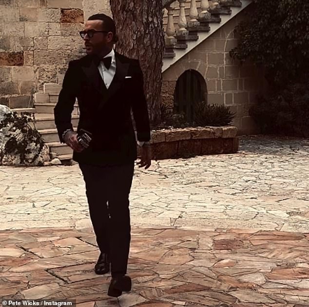 كان يرتدي شعره البني الطويل مربوطًا بشكل أنيق إلى الخلف واختار زوجًا من النظارات الشمسية أثناء سيره نحو الكاميرا