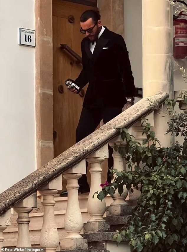 في الفيديو، ارتدى مقدم البودكاست بدلة رسمية سوداء أنيقة أثناء نزوله سلمًا خارجيًا ضخمًا أثناء تدخين سيجارة.