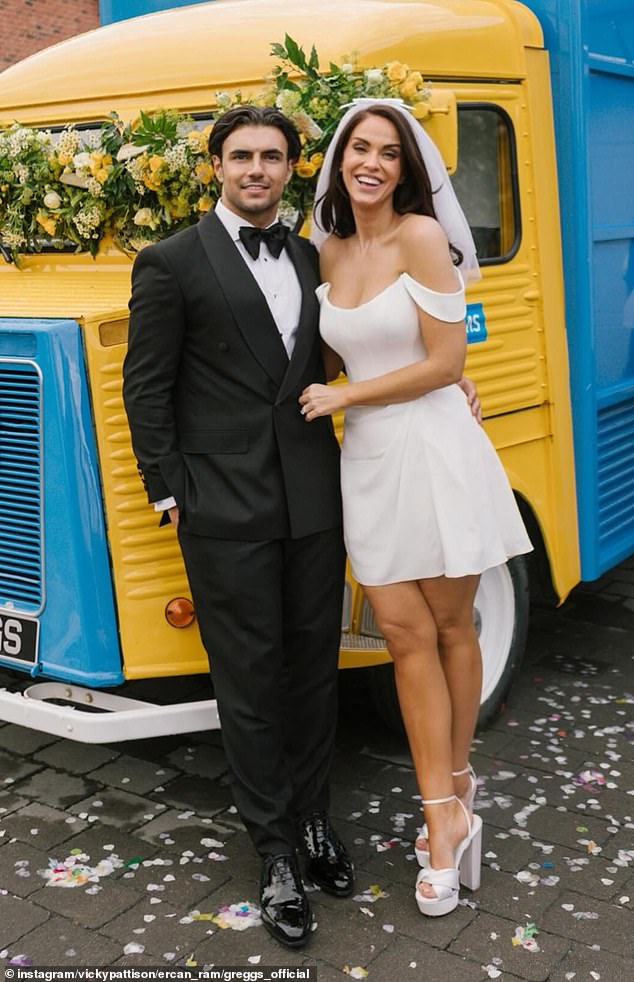 عقدت فيكي وإيران قرانهما رسميًا في ماريلبون في أغسطس، محاطين بأحبائهما