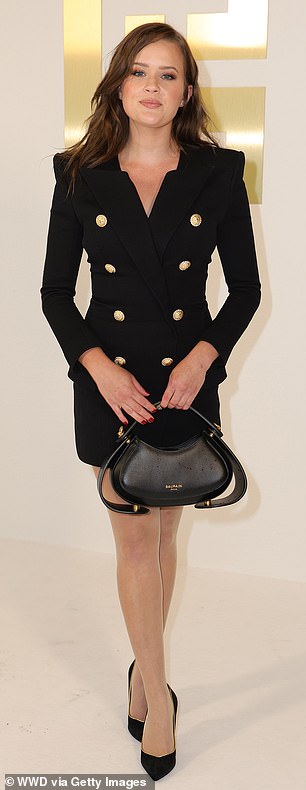 فيليب في عرض Balmain RTW ربيع 2025 كجزء من أسبوع الموضة للملابس الجاهزة في باريس الذي أقيم في Palais de Chaillot في 25 سبتمبر في باريس