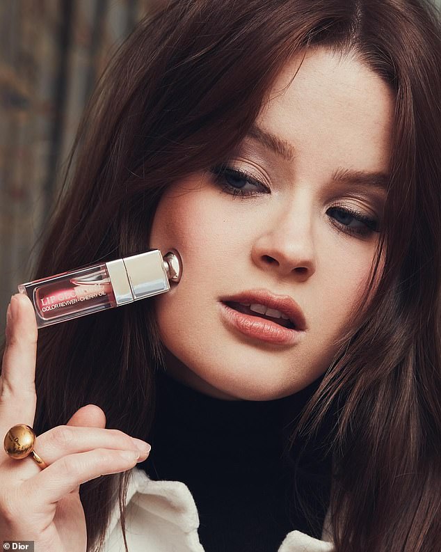 إنها آفا إليزابيث فيليب، 25 عامًا. والدتها هي ريس ويذرسبون، 48 عامًا، التي تظهر الآن في برنامج The Morning Show. والدها هو رايان فيليب، 49 عامًا، الذي ظهر للتو في فيلم Prey.