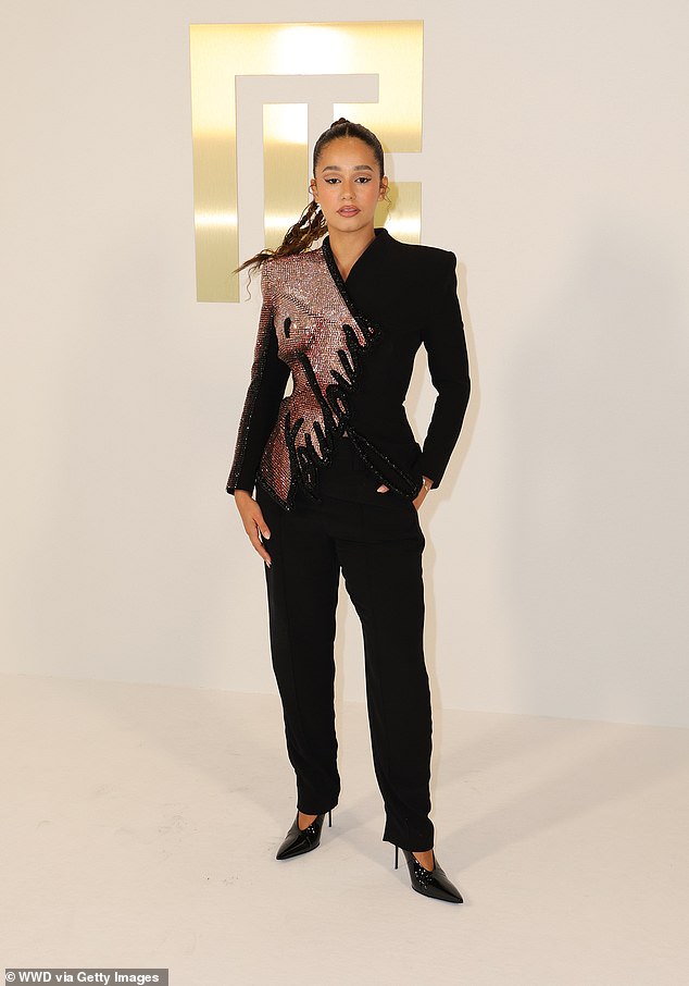 لينا محفوظ، المعروفة أيضًا باسمها على اليوتيوب Léna Situations، هي شخصية فرنسية على وسائل التواصل الاجتماعي وارتدت إطلالة سوداء في العرض