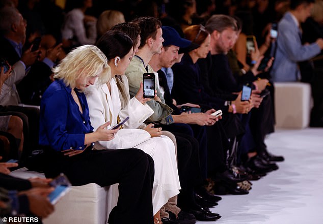 تم تصوير البعض على هواتفهم