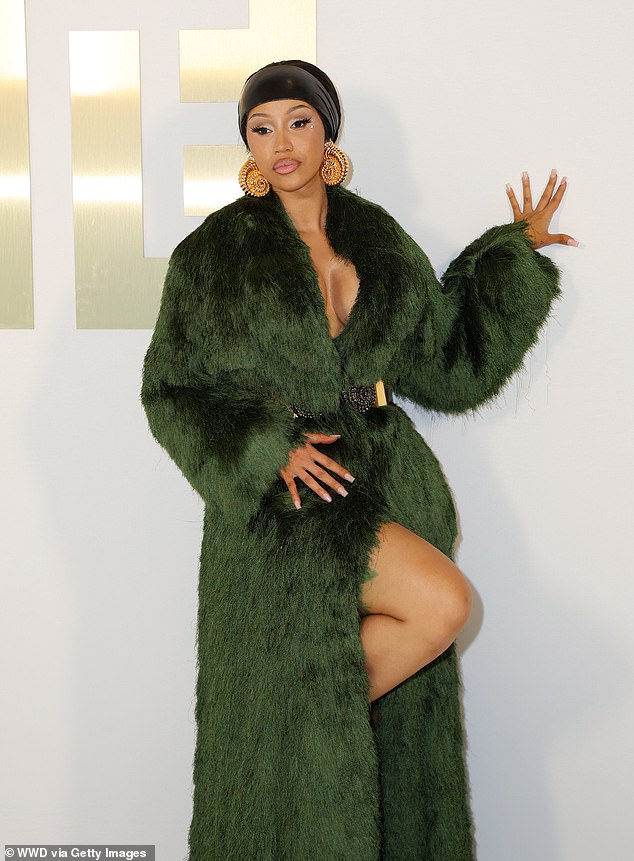 أظهرت ساقيها المشدودتين في مظهر أيقوني