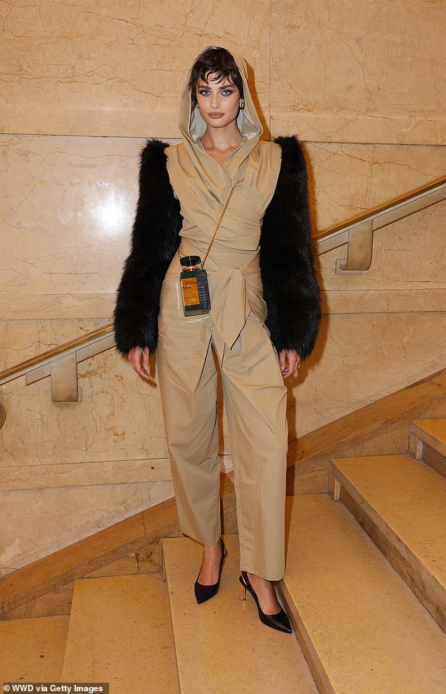 تتميز بدلة تايلور الغريبة بأكمام من الفرو الأسود