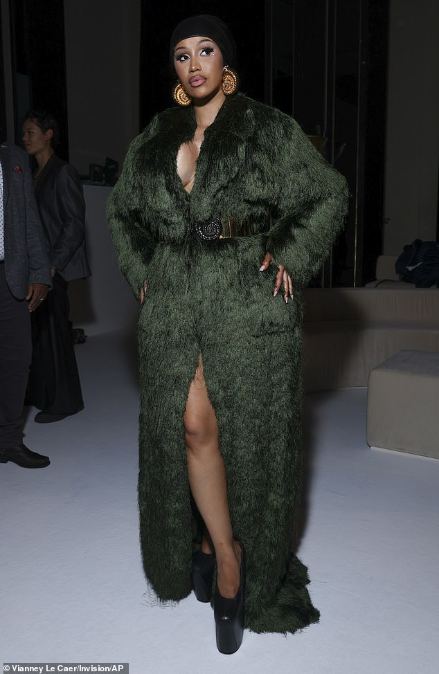 لقد جذبت الأنظار بفستانها الأخضر المذهل