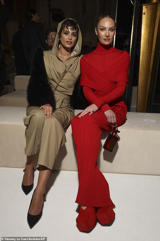 ارتدت تايلور جمبسوتًا بيجًا بغطاء رأس للعرض