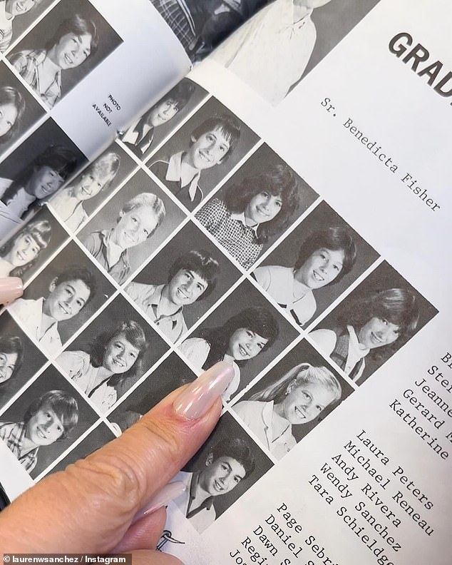 ونشرت أيضًا عددًا من الصور الأخرى من زيارتها، بما في ذلك صورة لها من كتاب سنوي، تكشف عن اسم ميلادها، ويندي سانشيز.