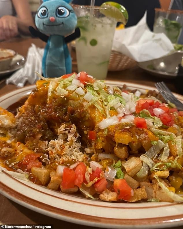 لقد استمتعت بالكثير من الطعام اللذيذ أثناء زيارتها