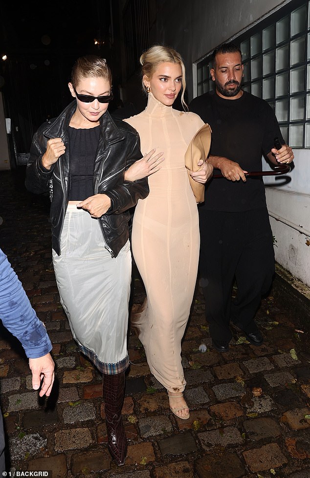 أظهرت جيجي أسلوبها الرائع في ارتداء سترة جلدية سوداء فوق قميص أسود وتنورة ماكسي بيضاء