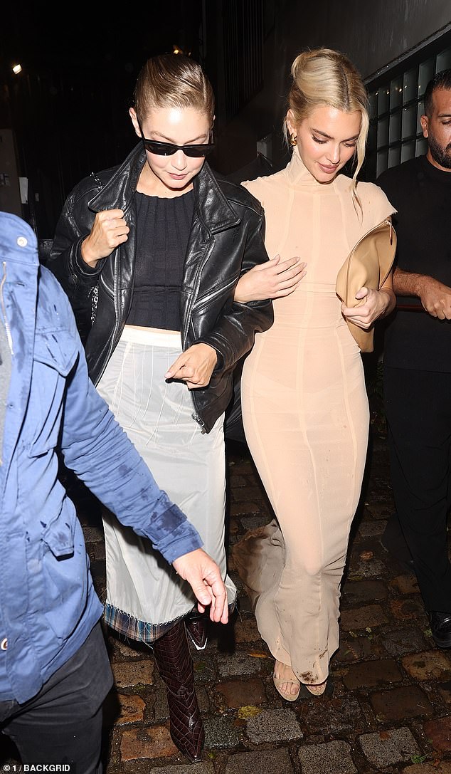 الأم التي لديها طفل واحد ارتدت نظارة شمسية سوداء وحذاء جلدي طويل باللون البني