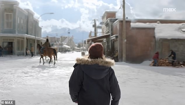 تظهر للمشاهدين لقطة لإيلي ويليامز (بيلا رامزي) وهي تسير في بلدة محصنة