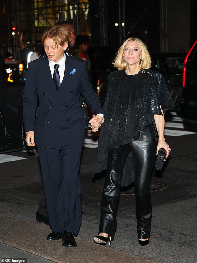 مع الحفاظ على الحد الأدنى من الإكسسوارات، ارتدت كيت أيضًا بعض زينة الأصابع والأذن بينما أنهت مجموعتها بحقيبة يد سوداء مع زخارف ذهبية.