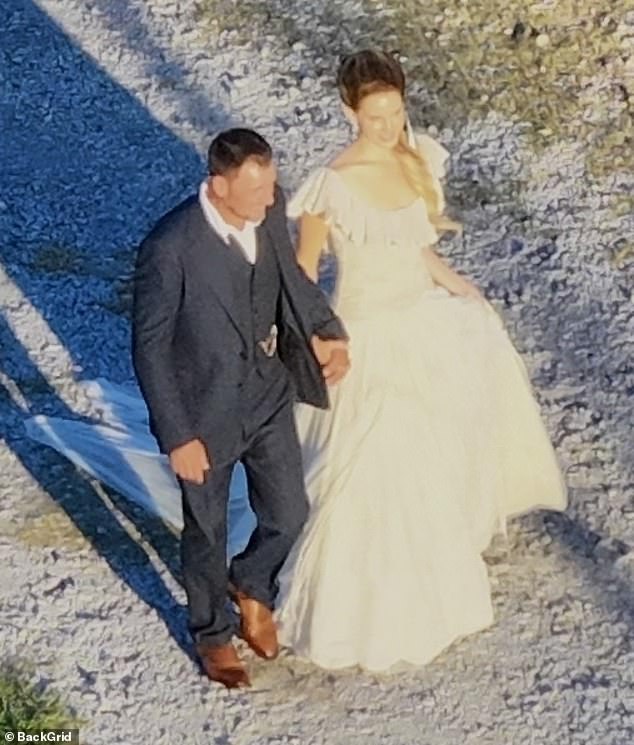 تزوجت المغنية البالغة من العمر 39 عامًا من مرشد التمساح البالغ من العمر 49 عامًا بجوار المياه في دي ألمانديس بولاية لويزيانا يوم الخميس، بعد شهر واحد فقط من إعلان الثنائي عن علاقتهما الرومانسية.