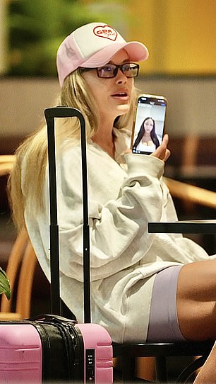 وبدت سكاي في حالة معنوية جيدة على الرغم من خضوعها لعملية جراحية مثيرة للجدل مؤخرا، وكانت تبتسم على نطاق واسع بينما كانت تنتظر رحلتها