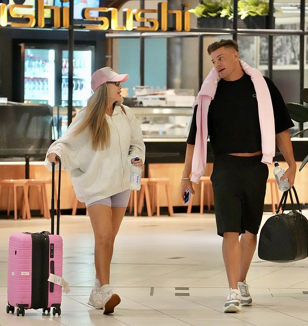 لم تكن سكاي تسافر بمفردها حيث انضمت إليها أنا من المشاهير...أخرجوني من هنا! شارك النجم كالوم هول