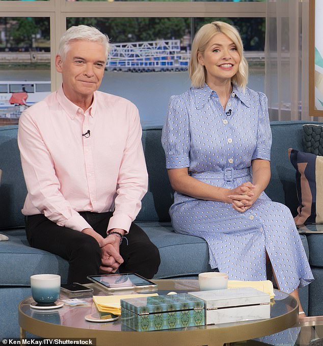 ستكون هذه هي المرة الأولى التي يظهر فيها شوفيلد على شاشة التلفزيون منذ مغادرته برنامج This Morning على قناة ITV في مايو 2023 بعد اعترافه بإقامة علاقة مع زميل أصغر سنًا بكثير (في الصورة في This Morning with Holly Willoughby في عام 2023).