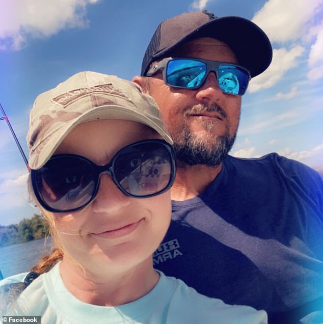 يعرف دوفرين (في الصورة مع زوجته الويلزية السابقة) وديل راي بعضهما البعض منذ عام 2019 عندما حجزت جولة على متن قارب التمساح وشاركت صورة