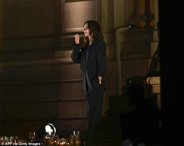 بدت فيكتوريا أنيقة أكثر من أي وقت مضى عندما خرجت على المنصة لتحية الجمهور المرصع بالنجوم